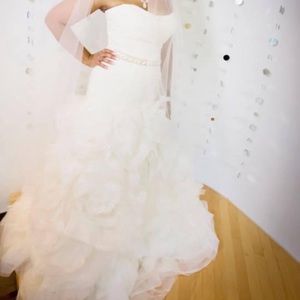 Like New! Vera Wang Gorgeous Bridal Gown! You don’t want to miss this deal!